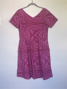 Short-Sleeve V-Neck Mini Dress in Magenta Geometric Print 100% organic cotton